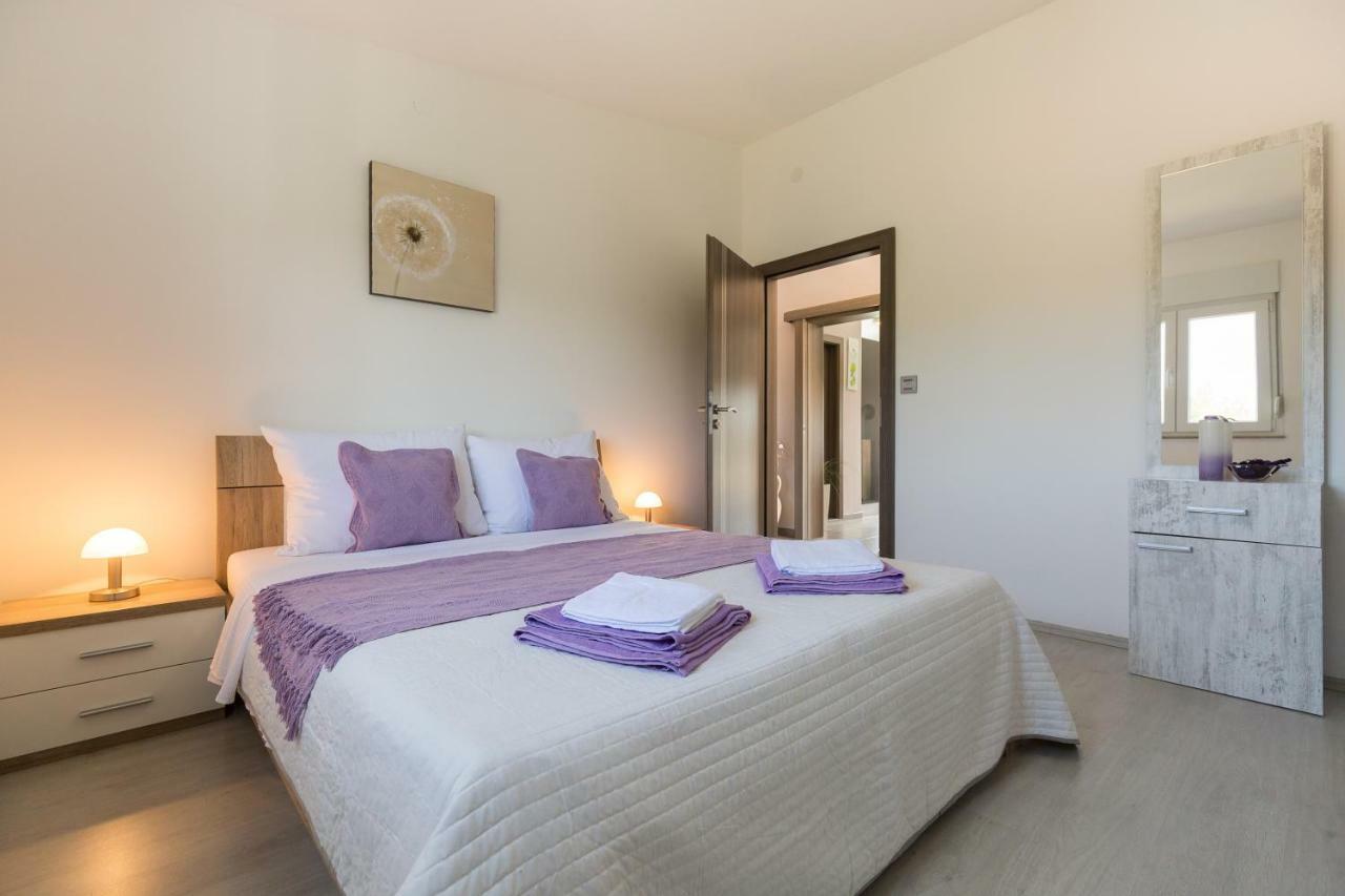 Modern And Spacious Apartment Bibinje Luaran gambar